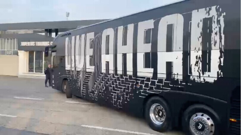 La Juventus alla Continassa: sfila il pullman