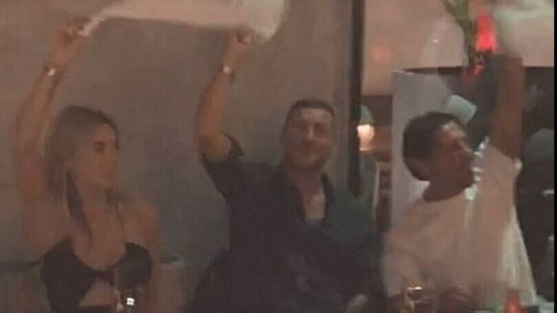 Totti e Noemi senza freni: fazzoletti al vento e musica napoletana