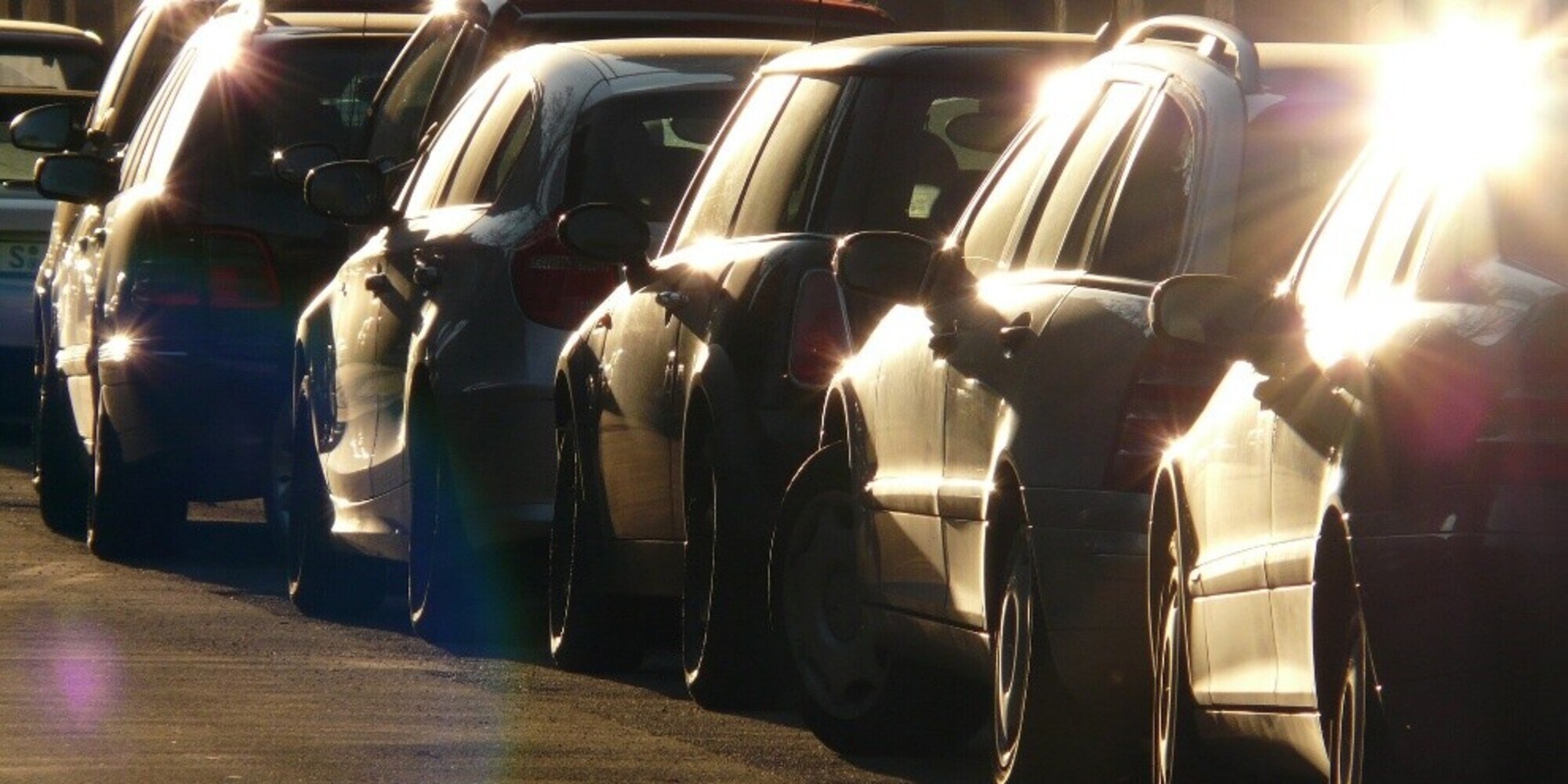 Parcheggia 9 auto di fronte un'abitazione, la vicina gli fa perdere 100.000 dollari!