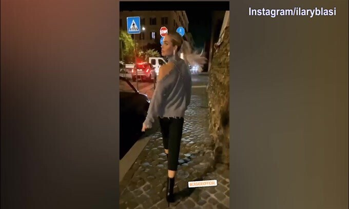Ecco Ilary Blasi: sexy discesa dall'auto