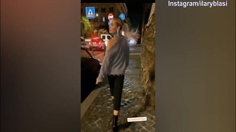 Ecco Ilary Blasi: sexy discesa dall'auto