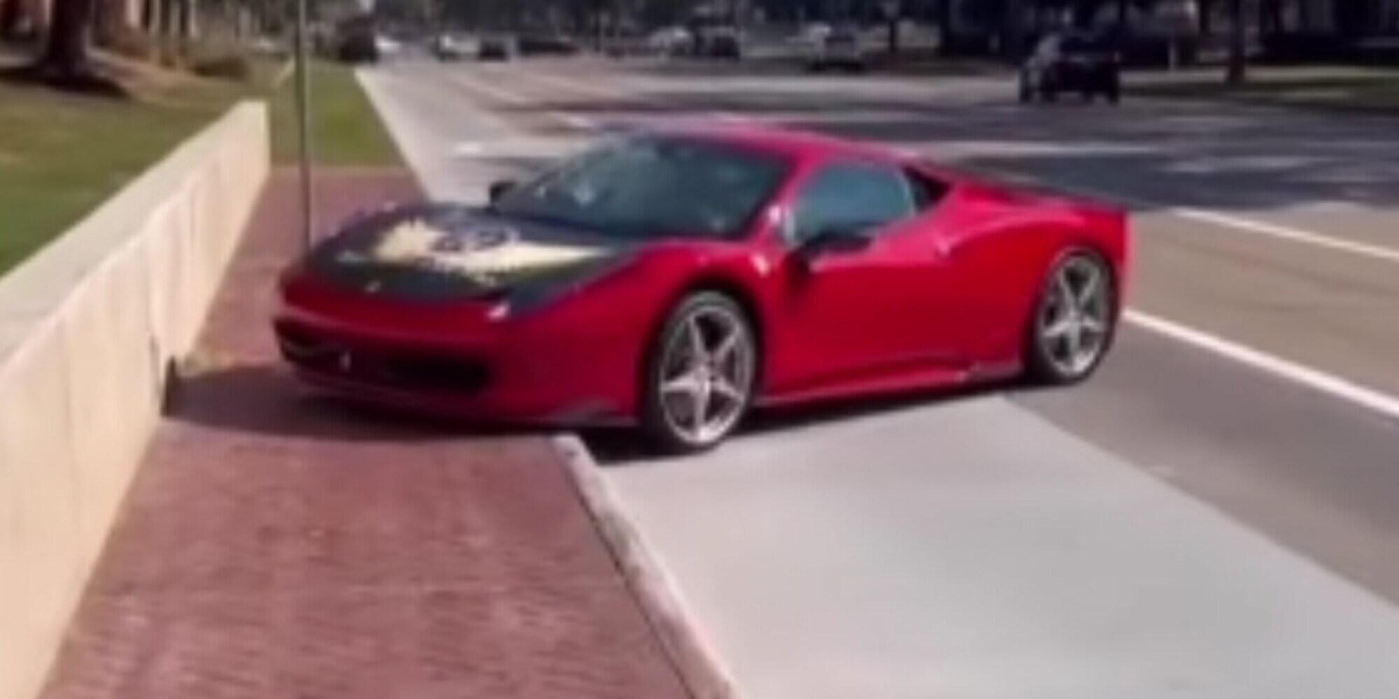 Si esibisce con la Ferrari 458 ma sul finale...si schianta al muro! - VIDEO