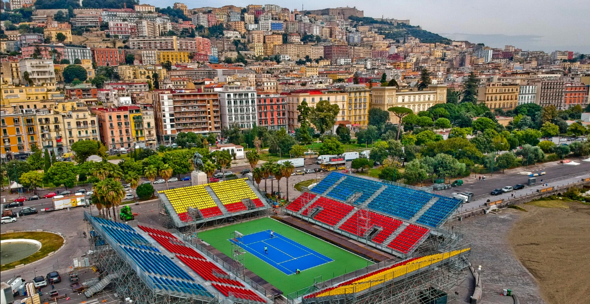 Incredibile a Napoli, buche e campo in pessime condizioni: non si gioca