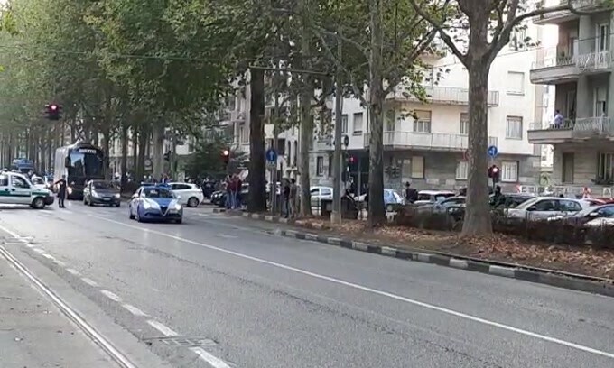 Toro-Juve, il derby si scalda: passa il pullman bianconero, l'urlo dei tifosi