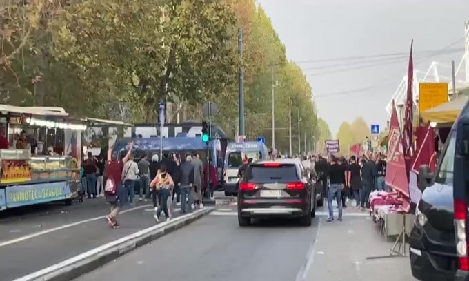 Toro-Juve, il pullman bianconero entra allo stadio, l'accoglienza dei tifosi granata