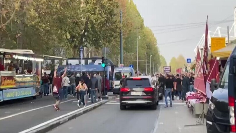 Toro-Juve, il pullman bianconero entra allo stadio, l'accoglienza dei tifosi granata