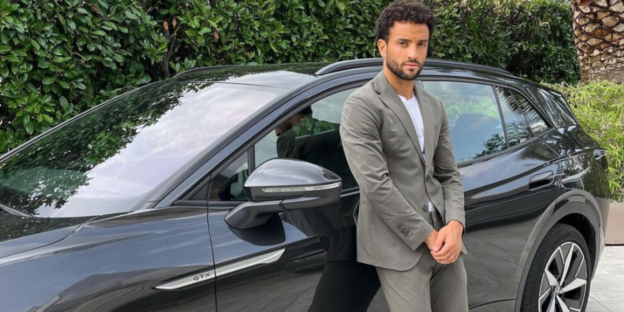 Felipe Anderson elegantissimo accanto alla sua Volkswagen ID.4 GTX