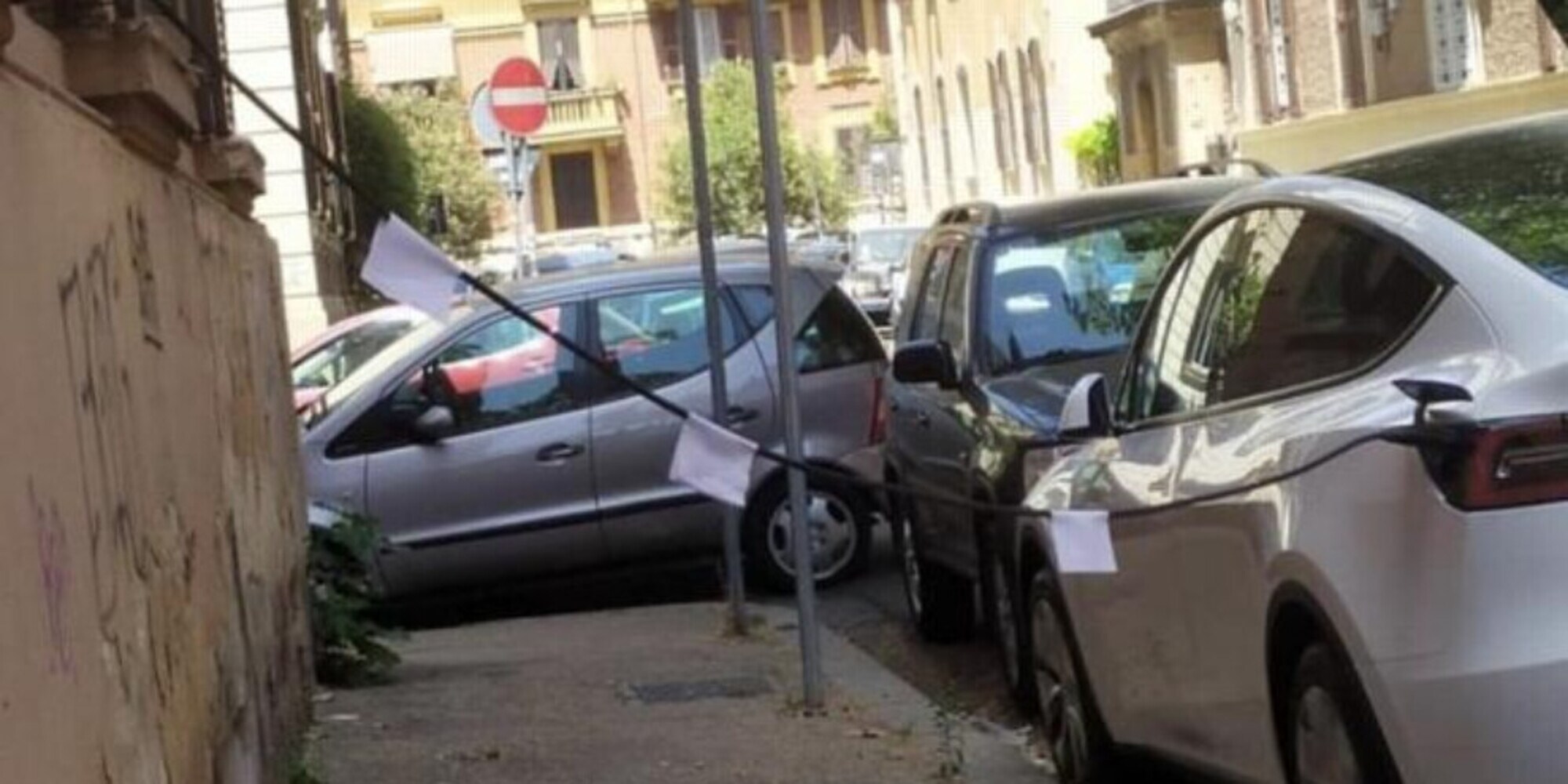 Ecco come si ricarica una Tesla se non si ha la colonnina - FOTO
