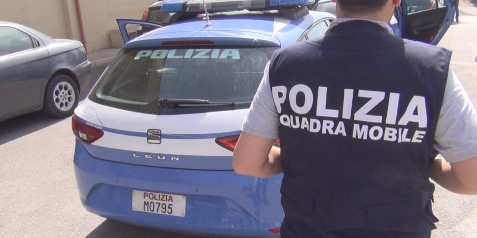 Crash fra volante vigili e bici durante processione: 9 feriti
