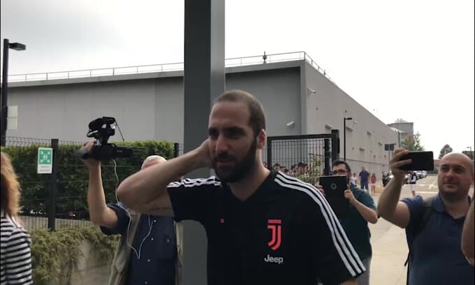 Napoli, il post celebrativo su Higuain fa infuriare i tifosi