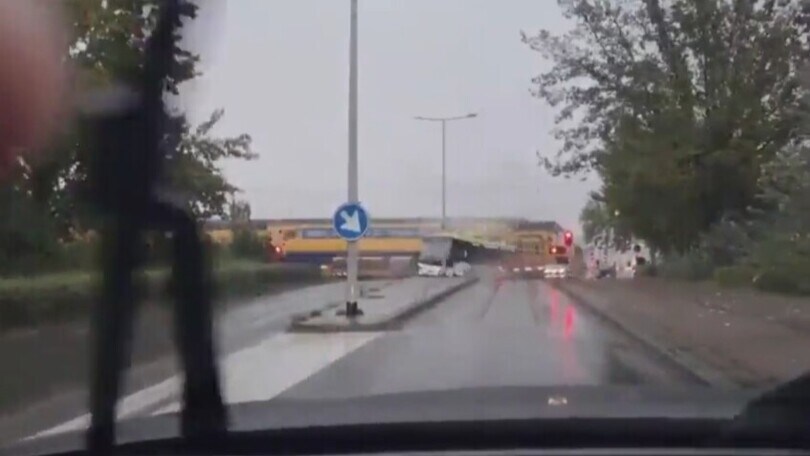 Che spavento! Un treno travolge un bus bloccato sui binari