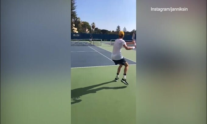 Tennis, Sinner si allena con intensità