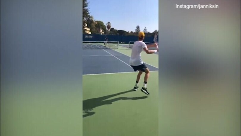 Tennis, Sinner si allena con intensità