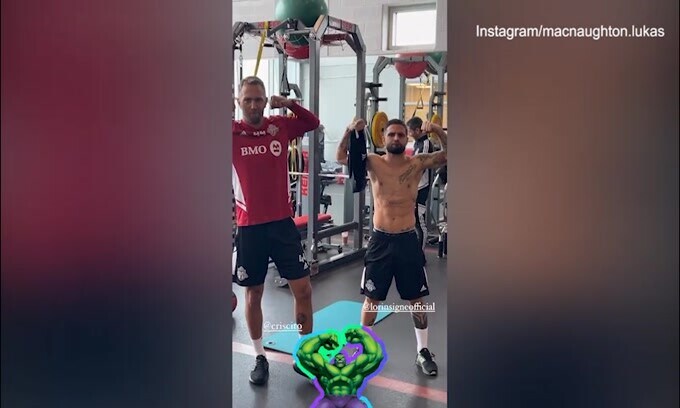 Criscito e Insigne si divertono, virale la posa alla Hulk!