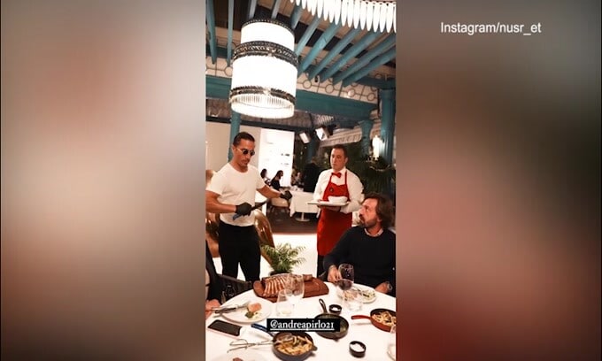 Il "Maestro" del calcio a cena da quello della carne: Pirlo da Nusr Et