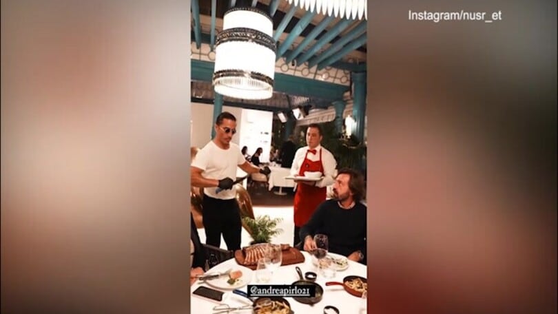 Il "Maestro" del calcio a cena da quello della carne: Pirlo da Nusr Et