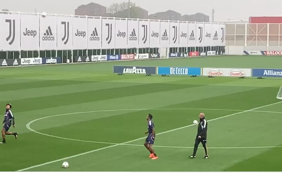 Juventus, Alex Sandro e McKennie fanno le foche