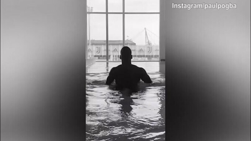 Pogba, eccolo in piscina con i pesi