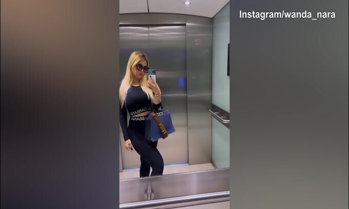 Wanda Nara sexy in ascensore. Chi aspetta e dove va?