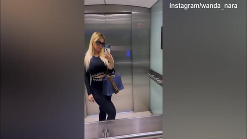 Wanda Nara sexy in ascensore. Chi aspetta e dove va?