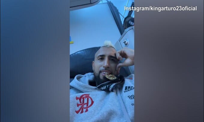 Coppa Libertadores, Flamengo campione: Vidal festeggia in aereo