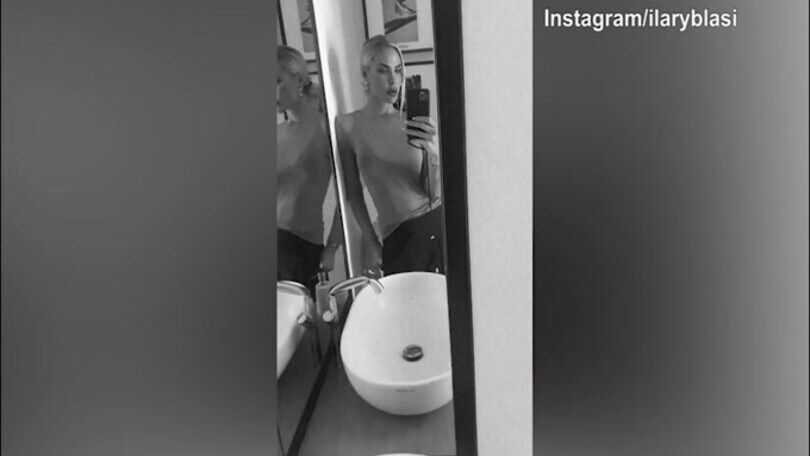 Ilary Blasi, prima una notte horror e poi..sensuale davanti lo specchio