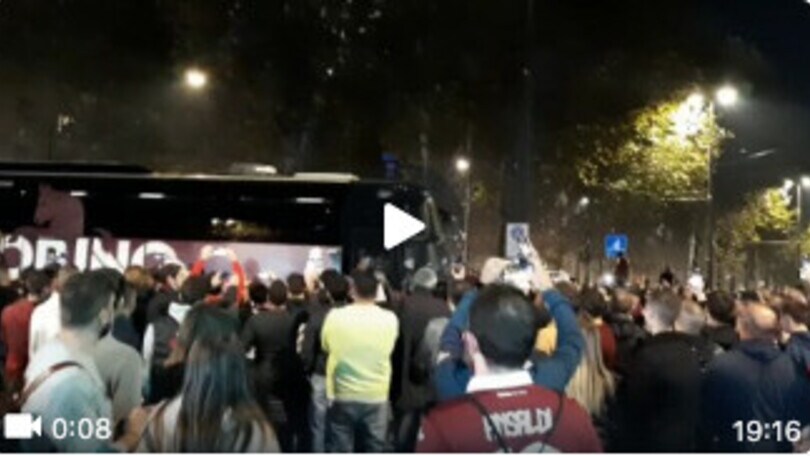 Torino, l'arrivo del pullman granata