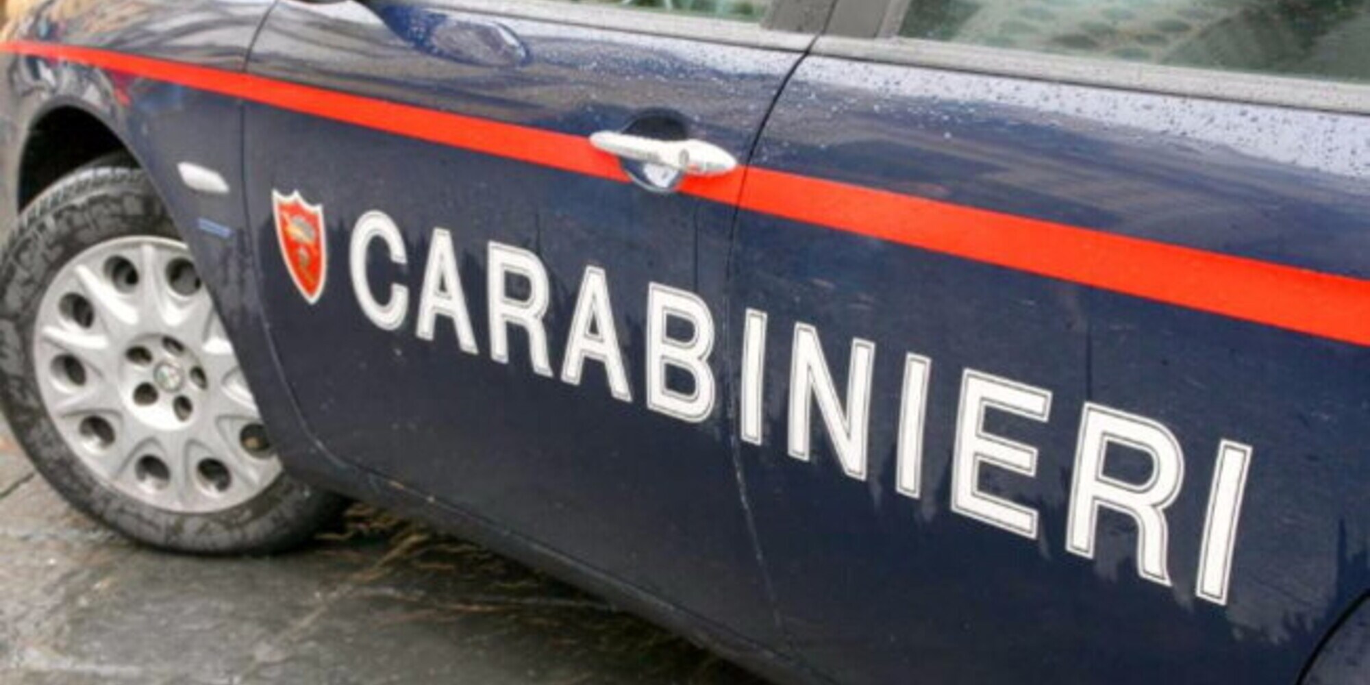 Nascondono due immigrati nel bagagliaio dell'auto: l'inseguimento finisce con terribile schianto
