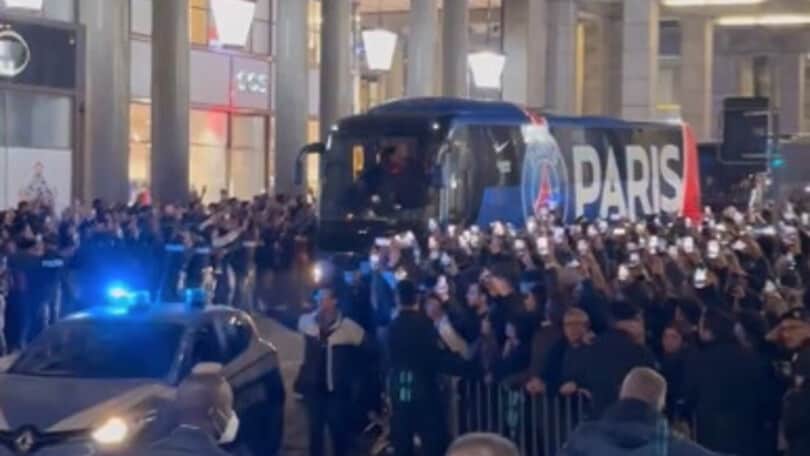 Juventus-Psg: la folla accoglie così Messi e compagni