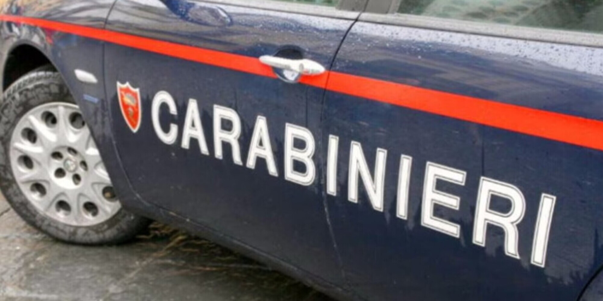 Si fa prestare l'auto dall'amico, va in Francia e la vende a sua insaputa