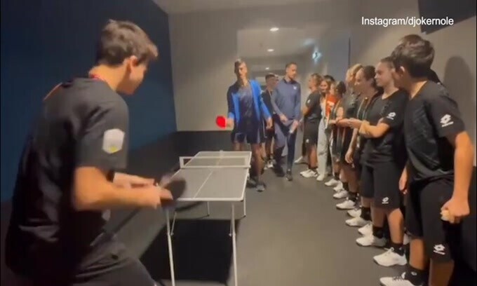 Ping pong col raccattapalle: Djokovic umiliato!