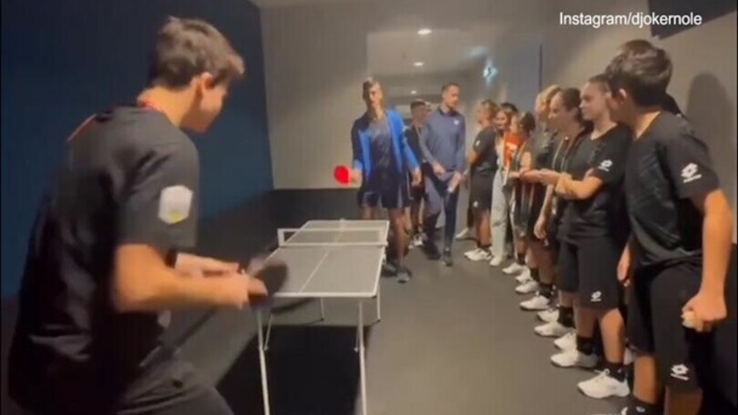 Ping pong col raccattapalle: Djokovic umiliato!