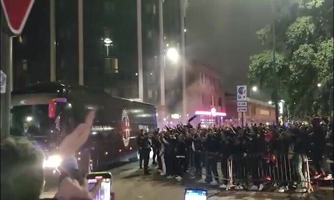 Milan, entusiasmo incredibile per l'arrivo del pullman a San Siro