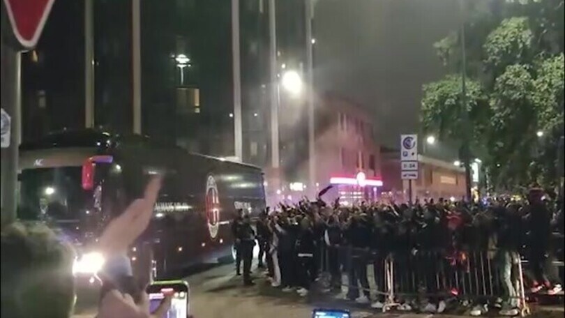 Milan, entusiasmo incredibile per l'arrivo del pullman a San Siro