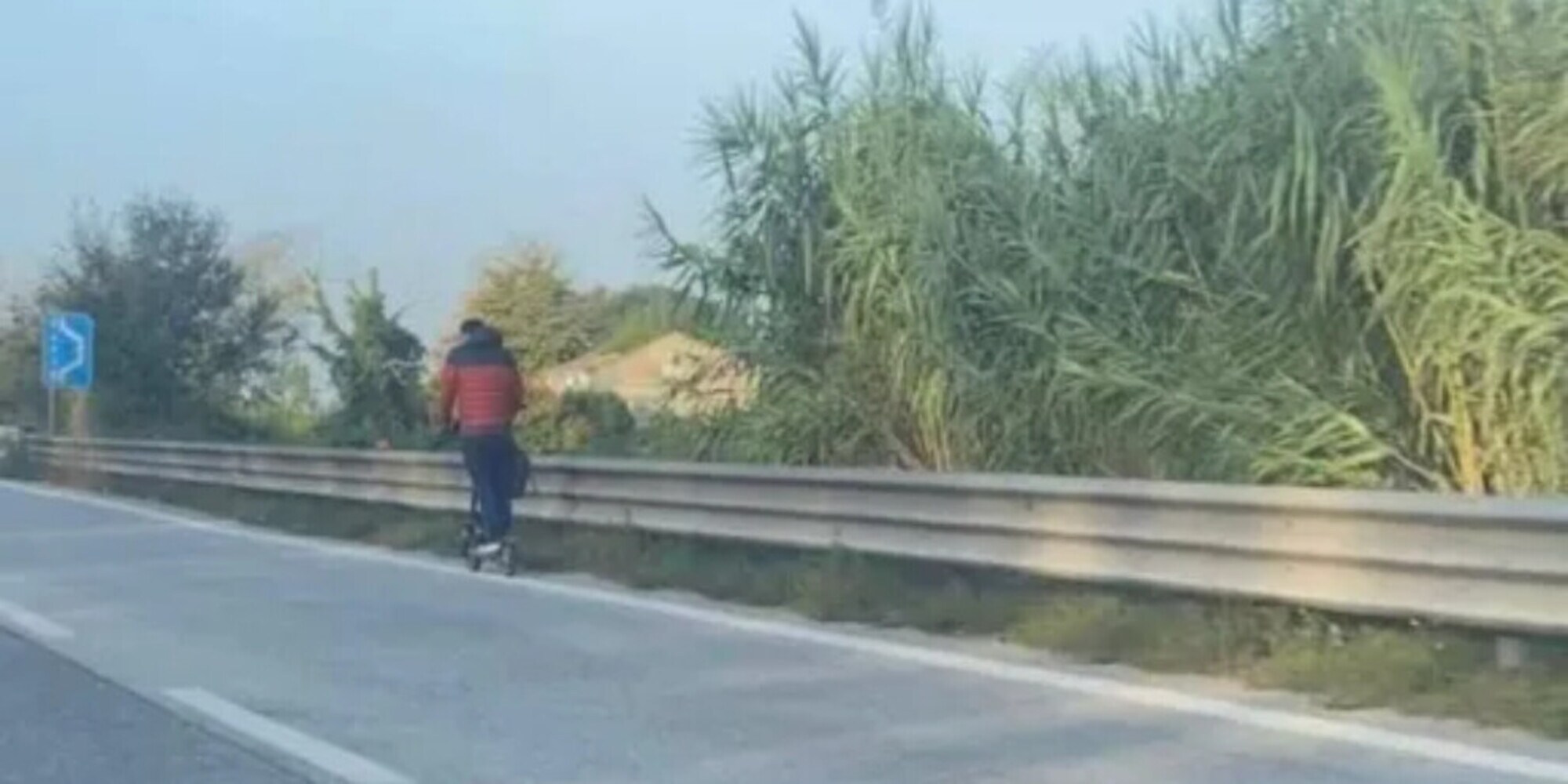 Un altro folle col monopattino: sfrecciava sull'autostrada A