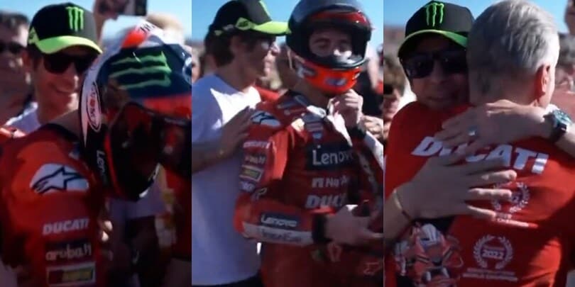 Bagnaia Campione del Mondo con la Ducati: l'abbraccio di Valentino Rossi