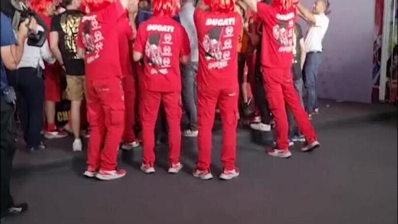 Bagnaia campione: incursione dei fan e del team in conferenza