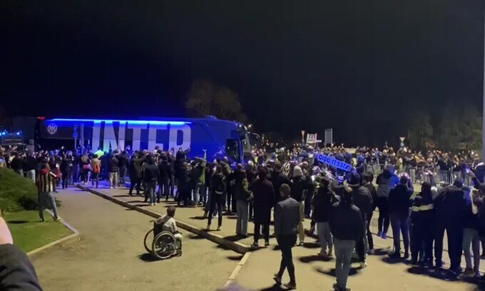 Juve-Inter: arriva il pullman nerazzurro, i tifosi bianconeri reagiscono così