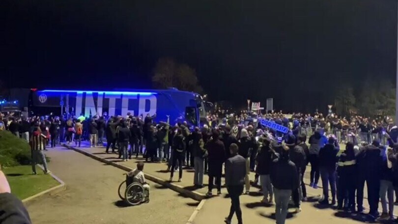 Juve-Inter: arriva il pullman nerazzurro, i tifosi bianconeri reagiscono così