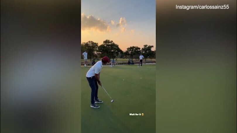 Sainz diventa golfista: il video del colpo da maestro