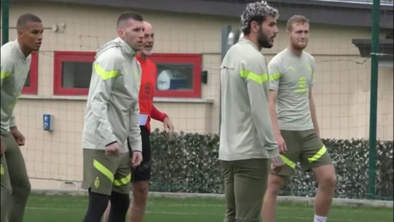 Il  Milan lavora sotto gli occhi di Maldini e Massara