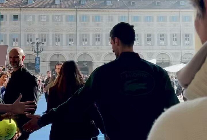 Djokovic, la maratona degli autografi a Torino