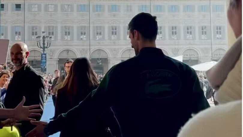 Djokovic, la maratona degli autografi a Torino