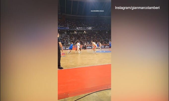 Italbasket, Tamberi si scatena a bordocampo... e inquadra anche Malagò!