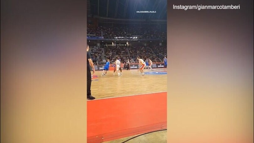 Italbasket, Tamberi si scatena a bordocampo... e inquadra anche Malagò!