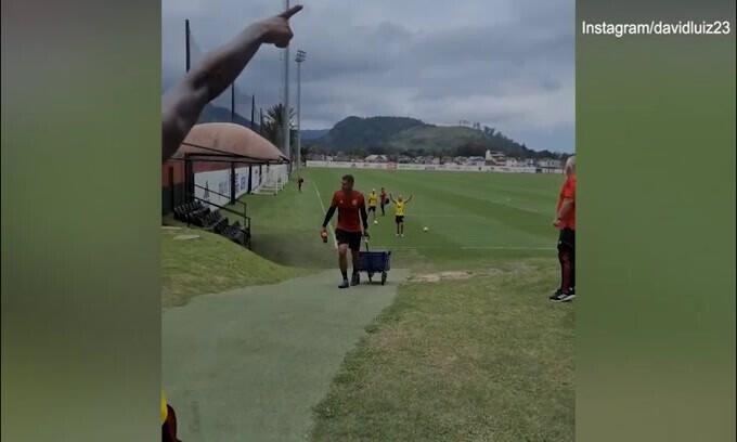 David Luiz prova il tiro da 3: che cecchino!