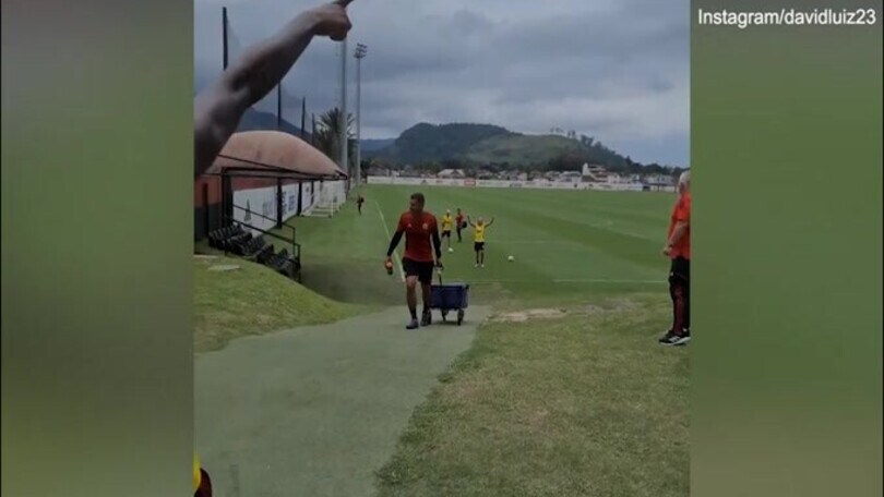 David Luiz prova il tiro da 3: che cecchino!