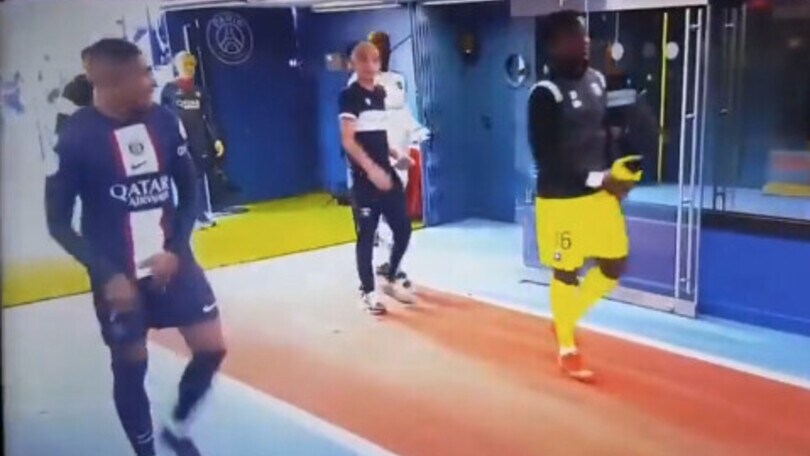 Mbappé perde la testa e si "tocca": campione del mondo di volgarità