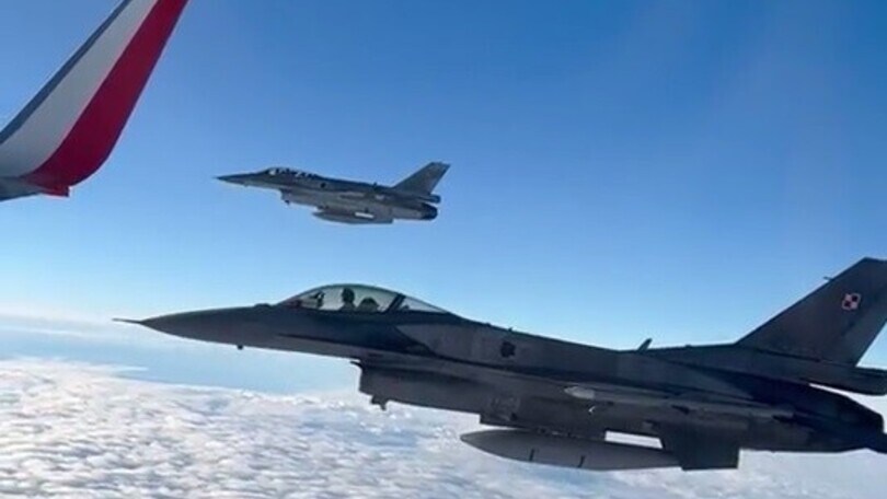 Polonia, volo verso i Mondiali con la scorta dei caccia militari
