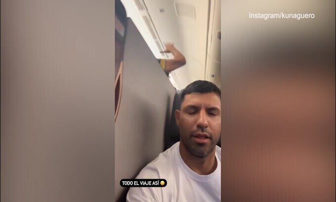 Aguero verso il Qatar in aereo, i tifosi brasiliani lo disturbano!